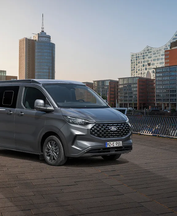 Grauer Ford Transit Duncan Camper vor der Elbphilharmonie im Hamburger Hafen.